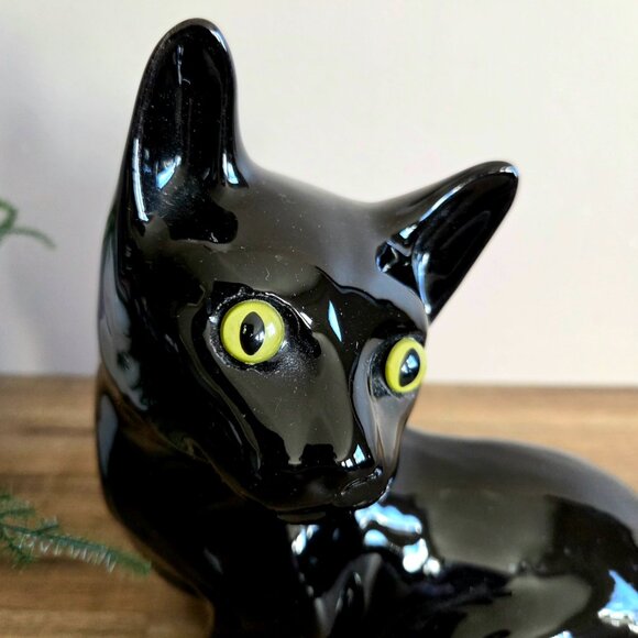 Vintage Mid Century Modern ceramic black cat sculpture with glass green eyes. - Picture 4 of 8